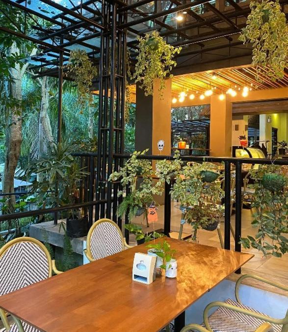Abagatan Ti Manila Hotel Alfonso Exterior photo