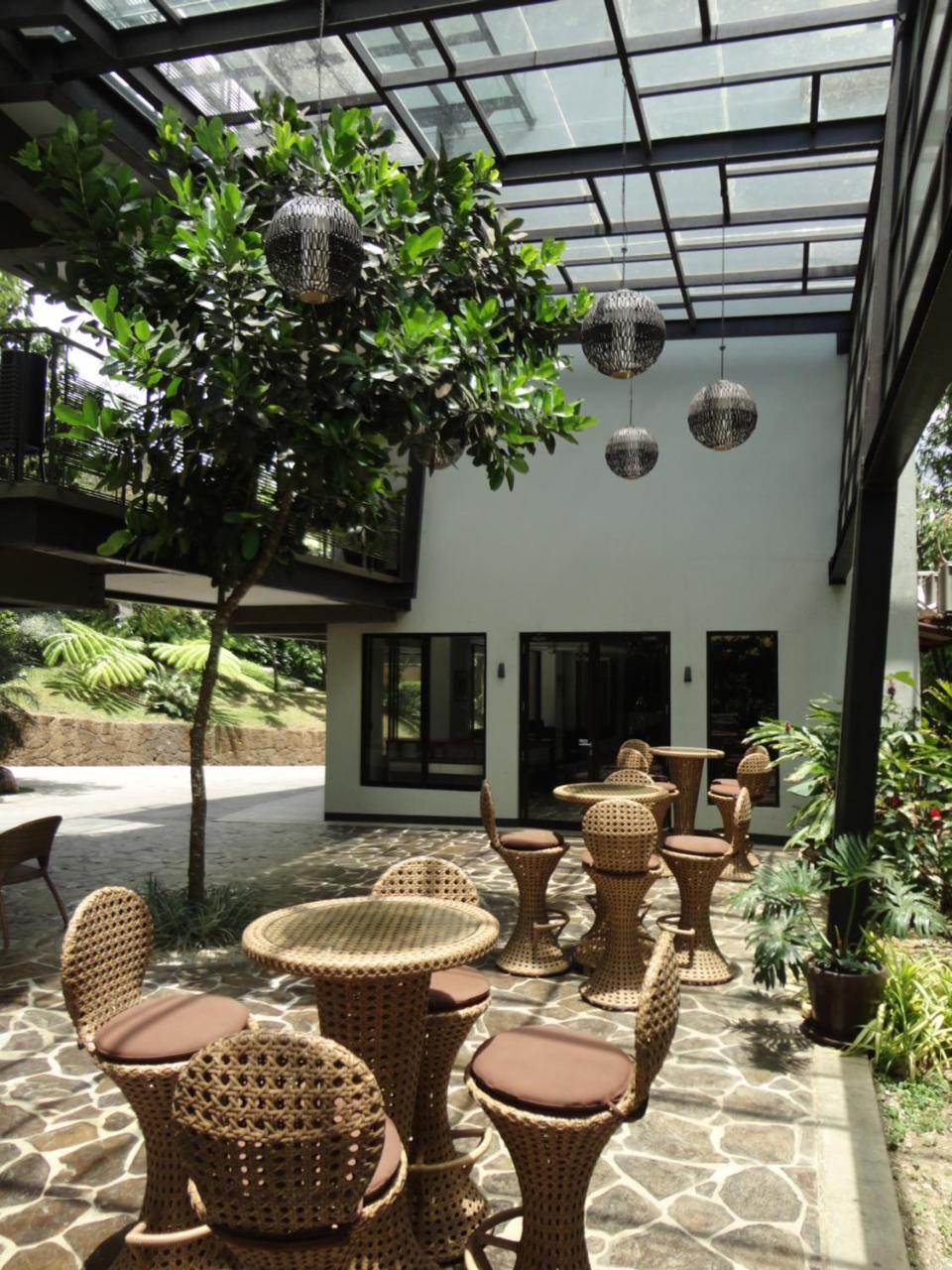 Abagatan Ti Manila Hotel Alfonso Exterior photo