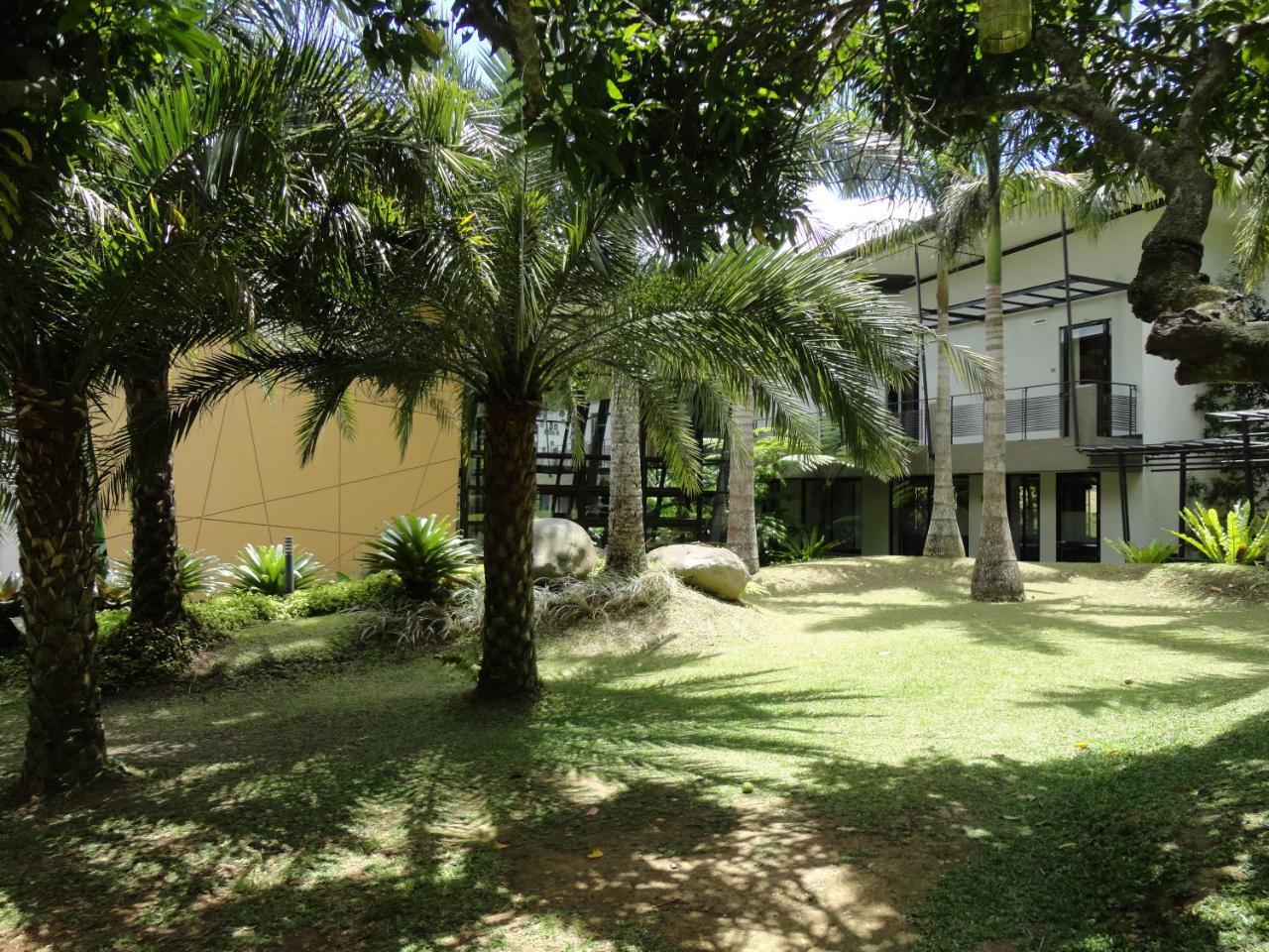 Abagatan Ti Manila Hotel Alfonso Exterior photo