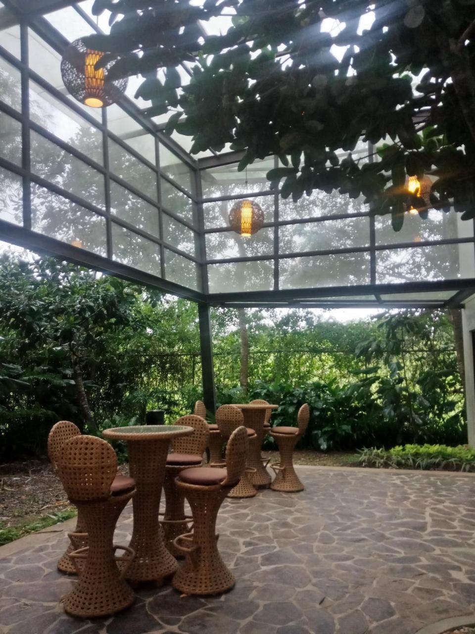 Abagatan Ti Manila Hotel Alfonso Exterior photo